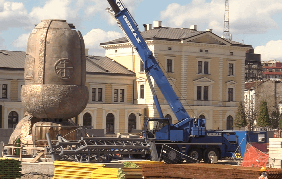 Gde je sad moj Beograd – spomenik u visini osmospratnice (VIDEO)